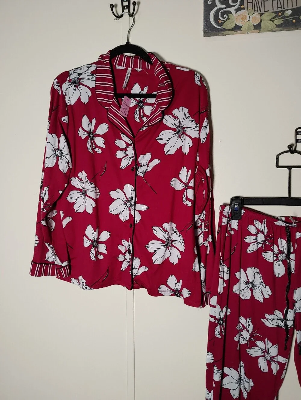 Like New Flora Nikrooz Classy LG 10/12 Floral Long Sleeve Pajama Set
